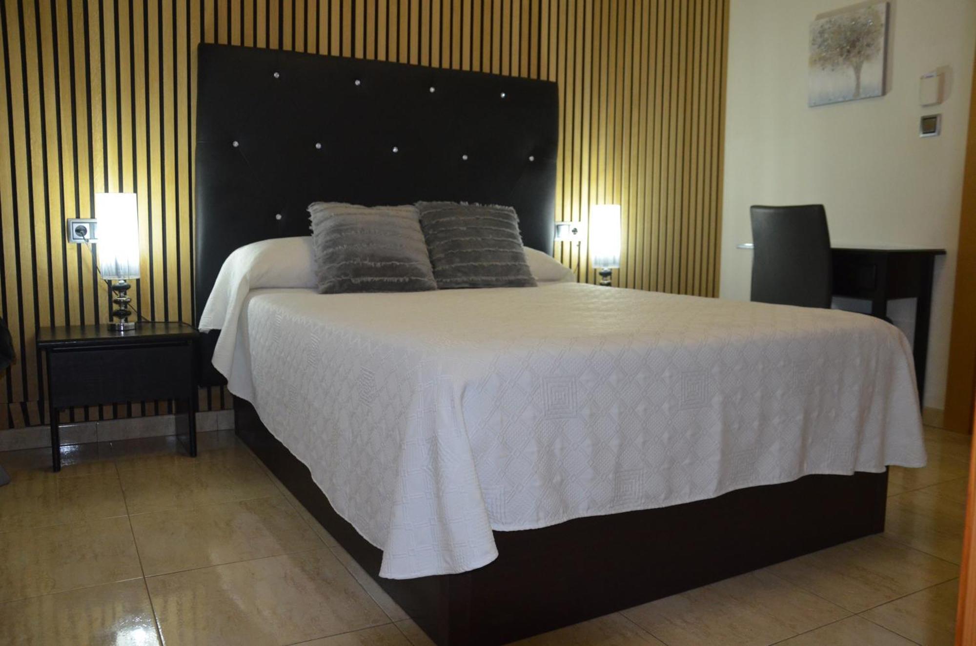 Hostal Mont Royal Аликанте Экстерьер фото