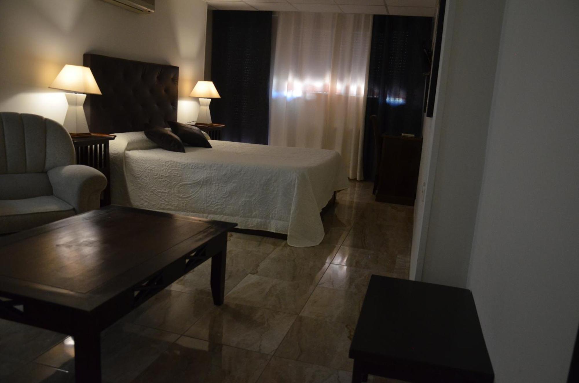 Hostal Mont Royal Аликанте Экстерьер фото